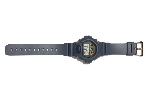 XLARGE 品牌为庆祝 25 周年纪念，选用了 G-SHOCK DW-6900 腕表来进行联名合作