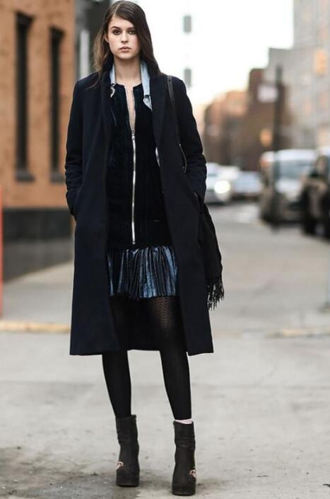 黑色大衣怎样调配显得时髦？