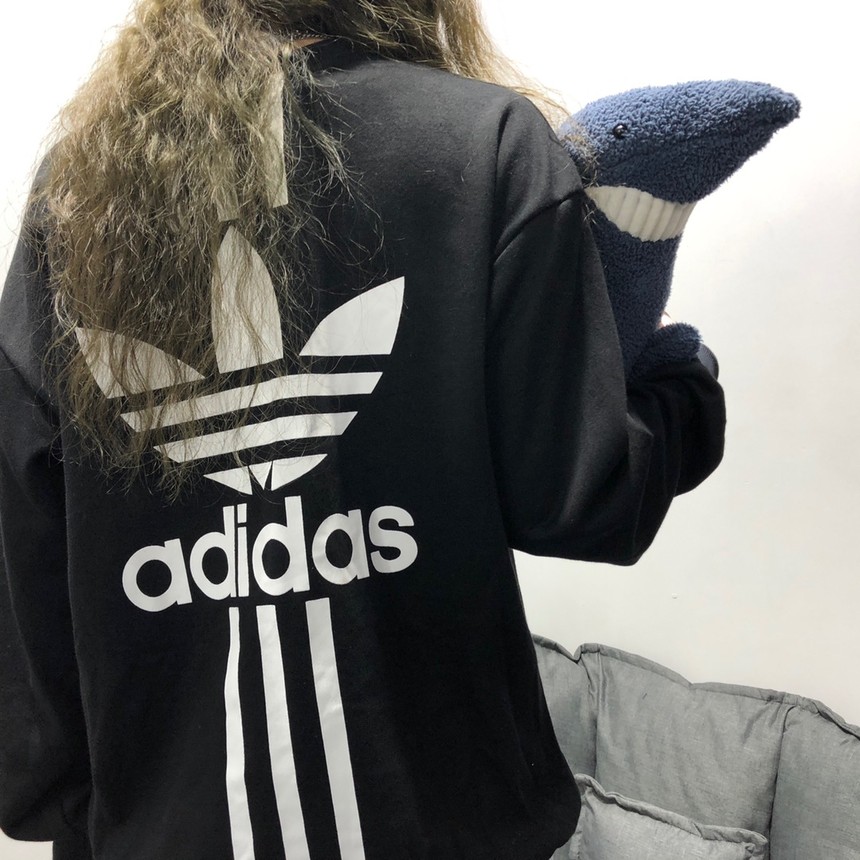 Adidas三叶草经典三杠圆领卫衣，专柜经典百搭款，adicolor限定色彩系列舒适透气男女同款