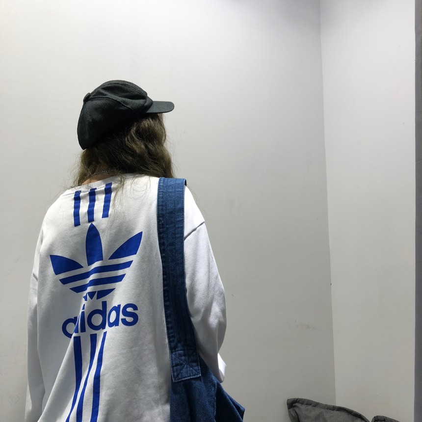 Adidas三叶草经典三杠圆领卫衣，专柜经典百搭款，adicolor限定色彩系列舒适透气男女同款